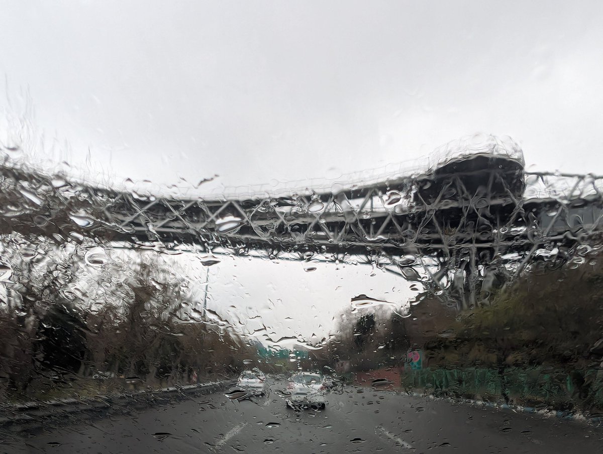 تهرانِ امروز بارانی است. اما ته‌مانده یک بوی سوختگی انگار هنوز در هواست. در خیابان‌ها که میروی آدم‌ها سر به هوا راه می‌روند. منتظر و نگران. با هر صدایی از جا می‌پرند. با هر حرکتی دستپاچه می‌شوند.

نمی‌دانم آنهایی که به یک دولت نسل‌کش سفارش جنگ می‌دانند آیا توقعی جز این داشتند؟