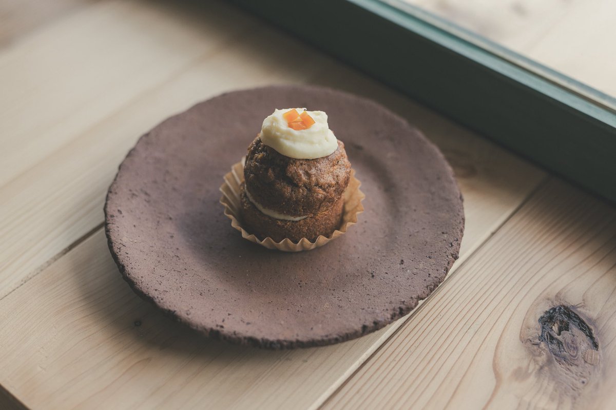 【マルシェ出店のお知らせ】
15日（日）は豪徳寺の七月堂にて、のきさきマルシェをします。kissa菓詩さんとも再びご一緒に野菜とお菓子を販売です。土ノ子名物のキャロットケーキも販売！🥕
詩歌本も大量入荷とのこと。本と野菜とお菓子。お楽しみください😊