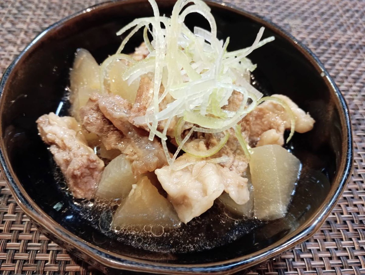 shusenhak's tweet photo. 国産牛すじで

【牛すじ煮込み】仕込みました。

やっぱり国産は別物。
脂の甘みと旨味の出方が違う。

とろとろの牛すじ
出汁を吸った大根

これは日本酒が止まらないやつ🍶

#居酒屋酒仙
#牛すじ煮込み
#秋田グルメ
#由利本荘 https://t.co/PwNfXyjnjq
