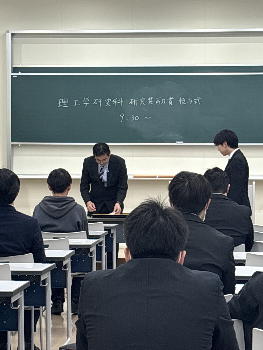 OhashiOUS's tweet photo. 大学院生への研究奨励賞の授与式がありました。
大橋研究室からは、大学院生2名が受賞しました。
2年間ほんとうに沢山の業績を上げてくれました。おめでとう‼️ https://t.co/0WbfVFEEPc