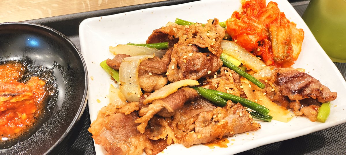 yutachan6's tweet photo. 松屋プルコギ定食並豚汁変更1000円ジャスト✨
オープン日はメニューから見つけれなかったけど
今度はちゃんと定食メニューにあった🙌
松のや含めて定食色々選び放題で最高です👍
豚汁もお豆腐たっぷりで具も豊富でおいしかった😋
次は松のやの定食メニュー食べるゾ🎶 https://t.co/JrqMdMA6Vj