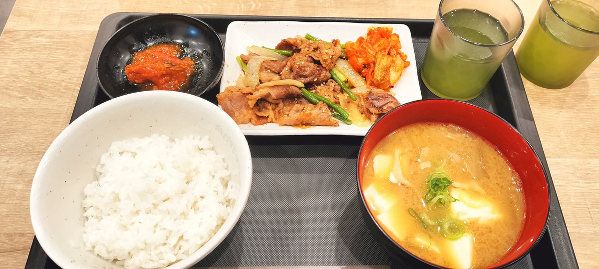 yutachan6's tweet photo. 松屋プルコギ定食並豚汁変更1000円ジャスト✨
オープン日はメニューから見つけれなかったけど
今度はちゃんと定食メニューにあった🙌
松のや含めて定食色々選び放題で最高です👍
豚汁もお豆腐たっぷりで具も豊富でおいしかった😋
次は松のやの定食メニュー食べるゾ🎶 https://t.co/JrqMdMA6Vj