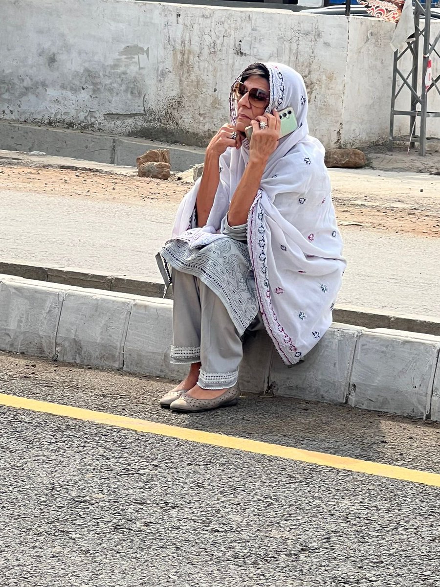 آج اڈیالہ کی بنجر سڑک پر بیٹھی علیمہ خان صرف ایک بہن نہیں، بلکہ اس نظام کے منہ پر ایک طمانچہ ہیں۔ 
اگر یہی منظر زرداری یا نواز شریف کی بیٹی کا ہوتا، تو یہ بکاؤ میڈیا آج زمین آسمان ایک کر چکا ہوتا
یہ کڑا وقت بھی گزر جائے گا، لیکن تمہارا یہ دوہرا معیار تاریخ کبھی نہیں بھولے گی💔