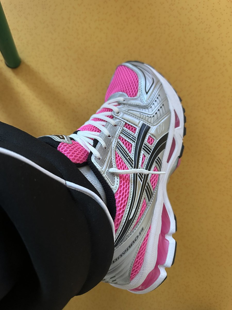 Elh_Mrr's tweet photo. J’ai mis ces ASICS aujourd’hui et je pleure carrément devant le poulet https://t.co/5EAPn8YfzI