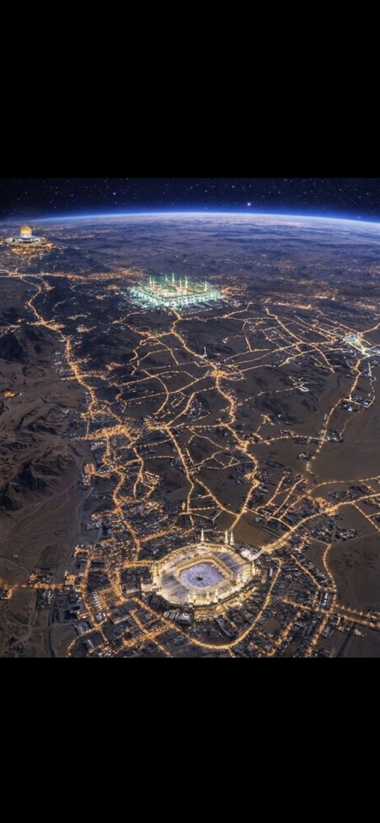 "تتلاشى الحدود، وتصغر المدن، ويبقى هذا النور هو البوصلة. 🕋✨
من الكعبة المشرفة، مروراً بالمسجد النبوي، وصولاً إلى المسجد الأقصى.. هكذا يبدو كوكبنا حين يضاء بأطهر بقاع الأرض.
صورة تحبس الأنفاس، تجمع بين مكة والمدينة والقدس في مشهد لا يملك القلب أمامه إلا أن يسبح بحمد الله."