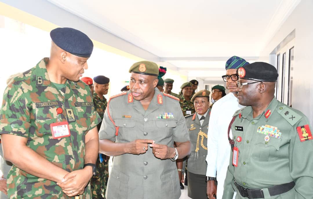 ADFmagazine's tweet image. #Nigeria’s #cyberwarfare capability earns praise from #SouthAfrican Army chief - ow.ly/qQb650YrGhY via @TheNationNews