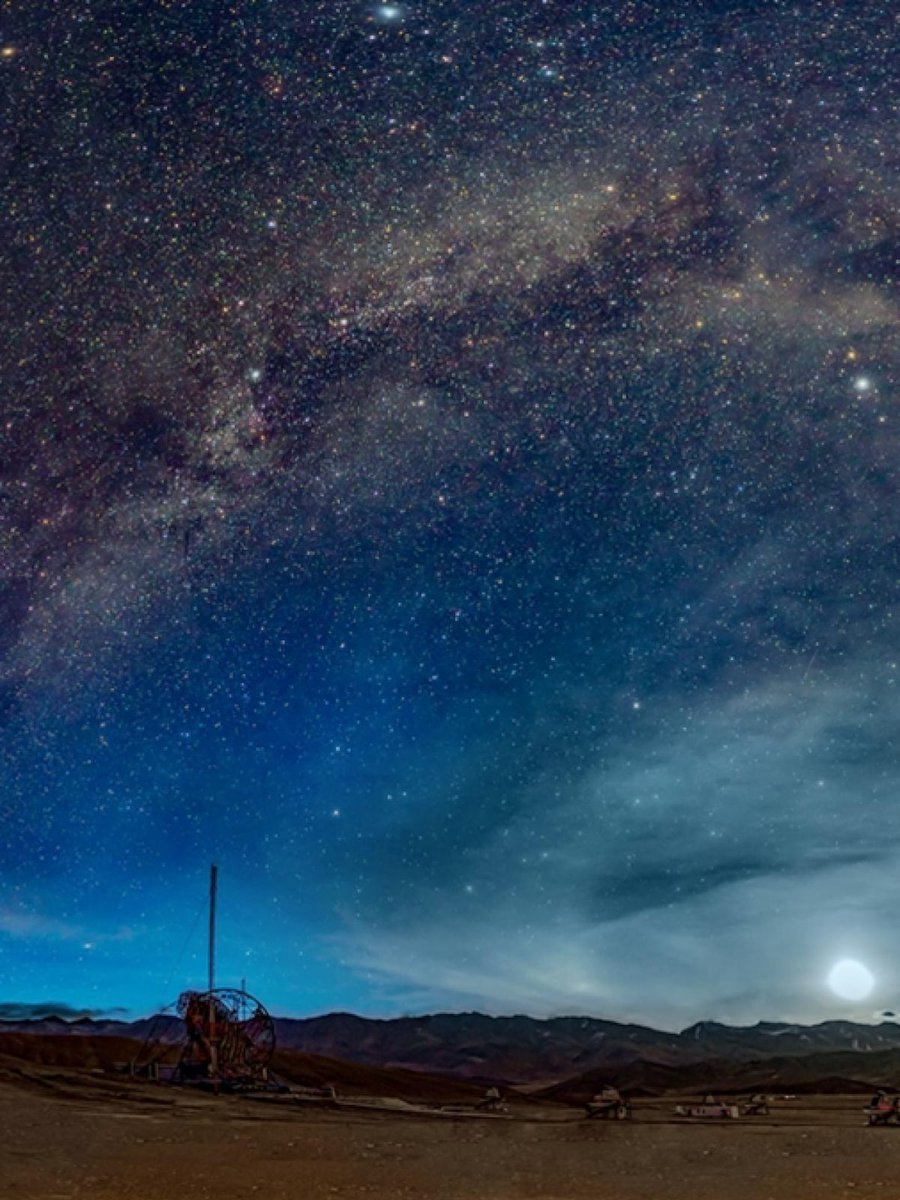 जी हां यह तस्वीर अंटार्कटिका या नॉर्वे की नहीं है.
 यह तस्वीर है अपने लद्दाख में स्थित हानले  की जहां से मिल्की वे को एकदम साफ-साफ देखा जा सकता है

 बहुत से लोग इसी मिल्की वे को देखने के लिए नॉर्वे तक जाते हैं लेकिन भारत में स्थित लद्दाख में यह दृश्य को आसानी से देखा जा सकता है