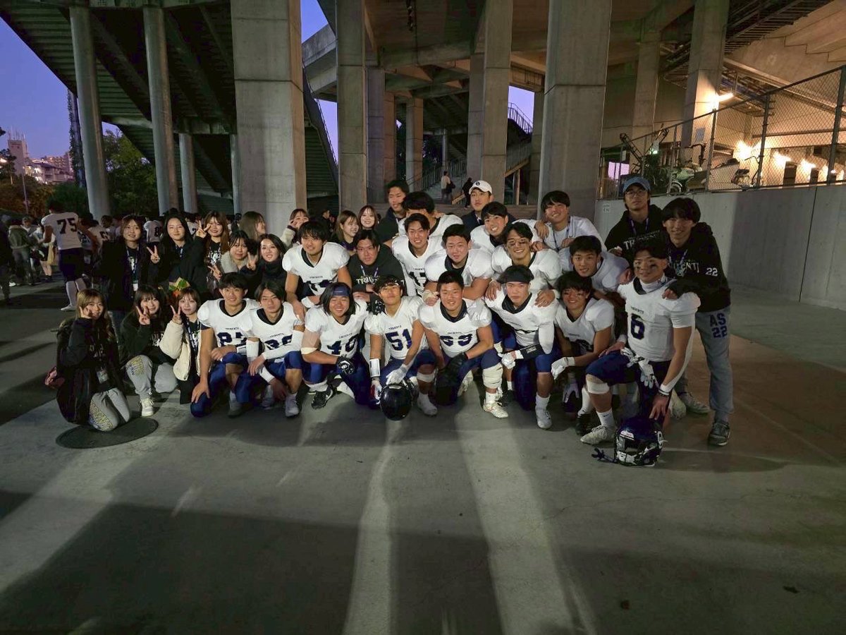 TRIDENTS_LB51's tweet photo. 最高の仲間と本気でアメフトして、一緒に筋トレして、オフの日は遊んで、阪大アメフト部に入部して最高に充実した大学人生を送っている者です！

TRIDENTSは家族みたいな仲間と出会える最高の部活です！新入生の皆さん、新歓に来てアメフト部の雰囲気感じてみませんか😆

#春から阪大 #大阪大学 https://t.co/CXmy6sOhGO