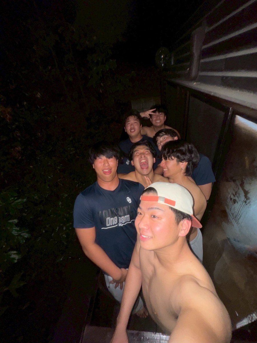 TRIDENTS_LB51's tweet photo. 最高の仲間と本気でアメフトして、一緒に筋トレして、オフの日は遊んで、阪大アメフト部に入部して最高に充実した大学人生を送っている者です！

TRIDENTSは家族みたいな仲間と出会える最高の部活です！新入生の皆さん、新歓に来てアメフト部の雰囲気感じてみませんか😆

#春から阪大 #大阪大学 https://t.co/CXmy6sOhGO