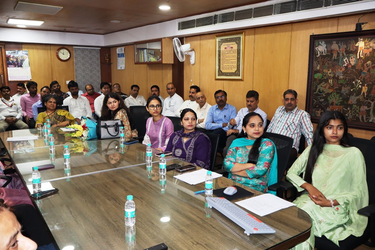 NMDFCIndia's tweet image. #P60: NMDFC celebrated #InternationalWomensDay2026. Dr. Abha Rani Singh, IRS, CMD NMDFC, presided over the function. Prof. @syeedun from @jamia_hamdard delivered a lecture on women’s empowerment. Mr. Abhas Bhardwaj from @KPMG spoke on AI in official work.
#GiveToGain @MOMAIndia