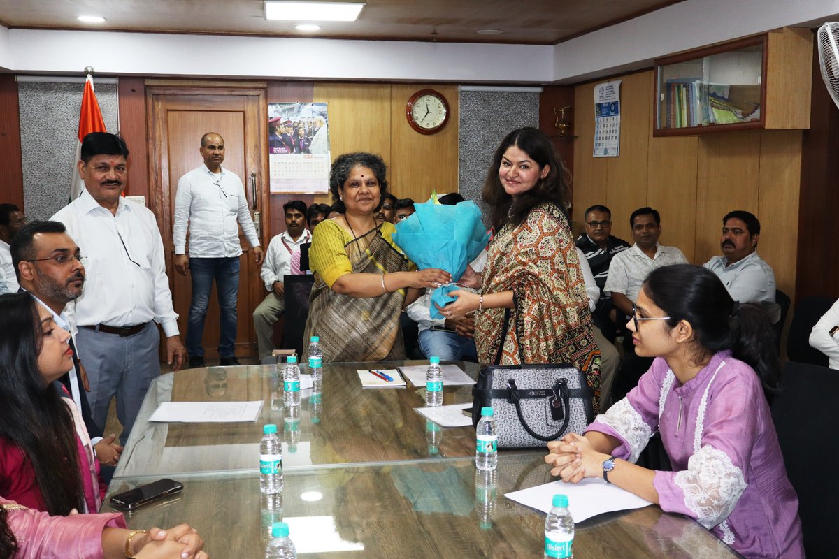 NMDFCIndia's tweet image. #P60: NMDFC celebrated #InternationalWomensDay2026. Dr. Abha Rani Singh, IRS, CMD NMDFC, presided over the function. Prof. @syeedun from @jamia_hamdard delivered a lecture on women’s empowerment. Mr. Abhas Bhardwaj from @KPMG spoke on AI in official work.
#GiveToGain @MOMAIndia