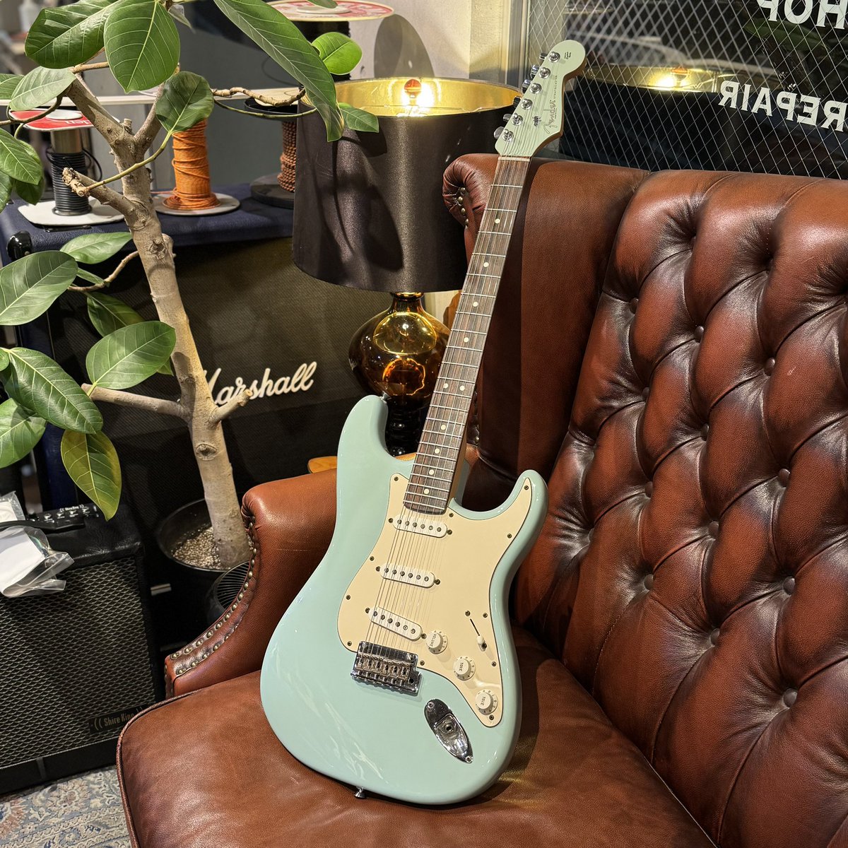 Xotique's tweet image. 珍しいFSRのダフネブルーカラーが入荷しています🔥
アメプロも良いけどアメスタもやっぱり良いですね〜🤔
準備出来次第UPしていきます👍

#Fender
#Stratocaster
#Xotique
#新入荷