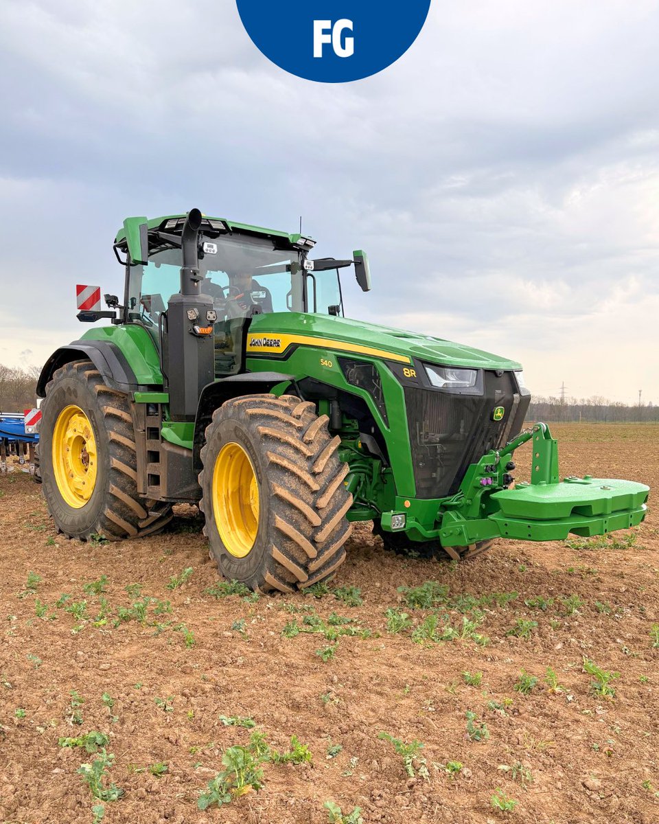 FarmersGuide's tweet image. The NEW @JohnDeere 8R 🚜 coming to the UK market in the Spring of 2027 📆

We’re taking a closer look at the latest innovation from @JohnDeere – with more video coverage coming throughout the day 🎥

#FarmersGuide #Machinery #JohnDeere #JohnDeereTractor #NewTractor #8R