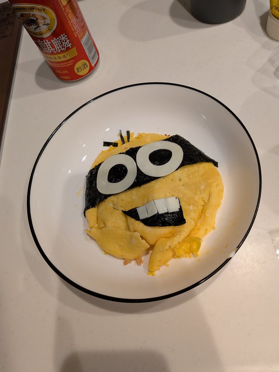 TacosDx's tweet photo. 子供にミニオンオムライス作ってって言われて頑張ったけど見たことないヤバいキャラ創造してしまったwww https://t.co/z5O5RWVo60