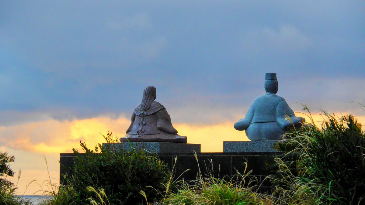 k19ch1's tweet photo. 3月10日
八丈島の夕暮れ
雨雲の影響で
薄暗い夕暮れです
夕陽と夕焼けは残念
ANA最終便は定刻就航
お疲れ様でした
#八丈島
#八丈島民図鑑
#宇喜多秀家公と豪姫の碑
#夕暮れ
#夕陽
#八丈島空港 #RJTH 
#JA217A #全日空 https://t.co/ckFxtFIfM6