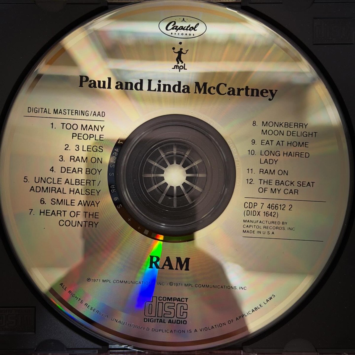 acisumoika's tweet image. Man on the run観たのもあり好きな曲多いポールとリンダのラム聴きたくなり引っ張り出したのはCapitol Jax 刻印ある米盤。 Capitol/MPL CDP 7 46612 2 #paulandlindamccartney #capitolrecords #compactdisc