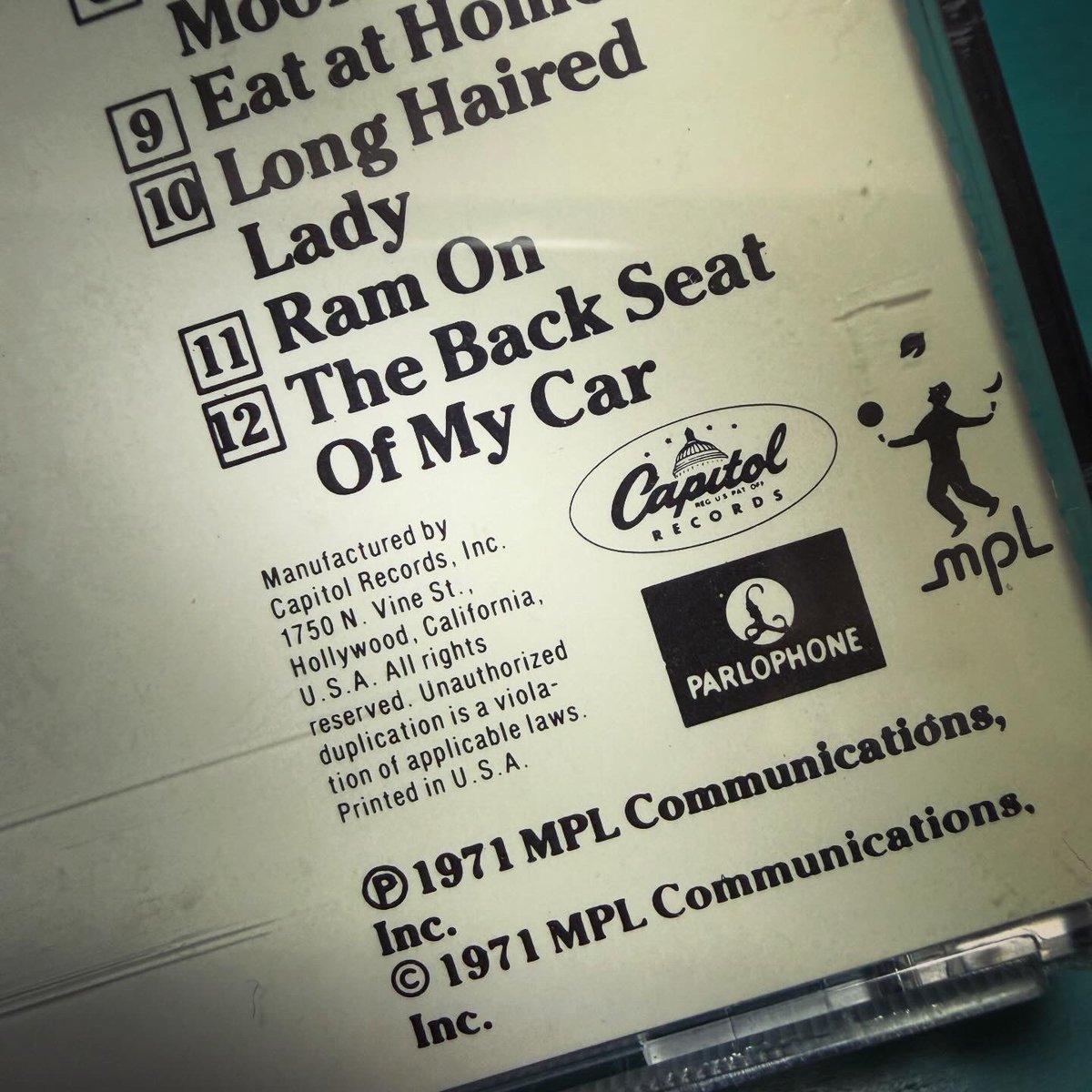 acisumoika's tweet image. Man on the run観たのもあり好きな曲多いポールとリンダのラム聴きたくなり引っ張り出したのはCapitol Jax 刻印ある米盤。 Capitol/MPL CDP 7 46612 2 #paulandlindamccartney #capitolrecords #compactdisc