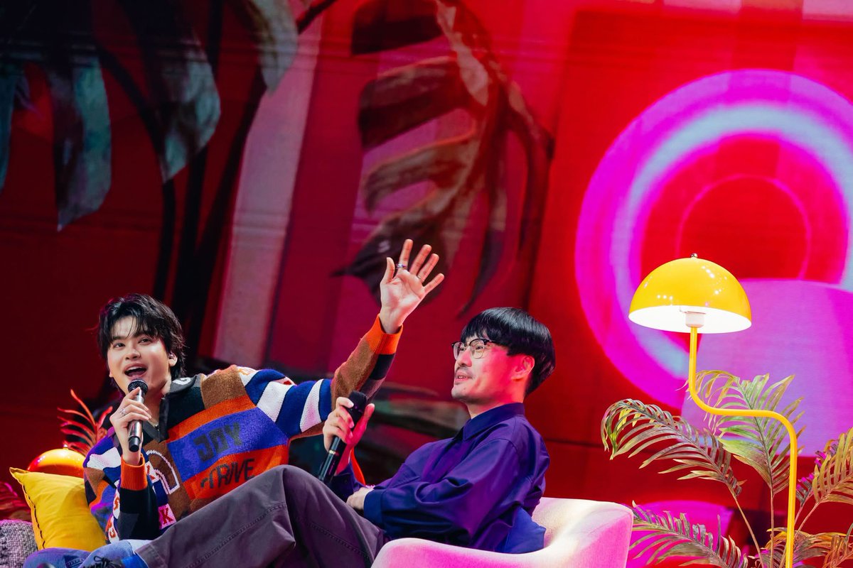 รูปนี้เหมือนนนท์ ธนนท์จะตบหัวผม แต่ผมหลบได้