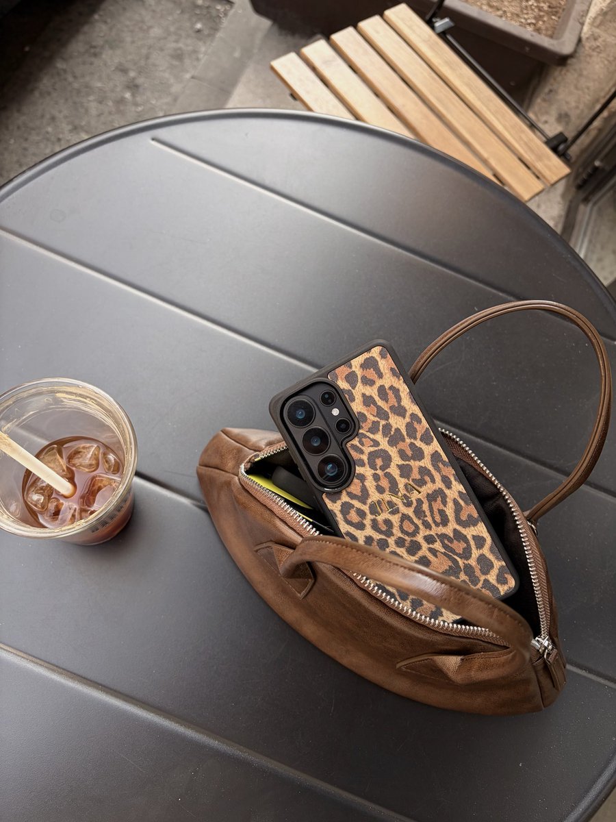 가방에 폰 넣으려다 멈칫. 이 무심한 듯 시크한 호피 감성, 나만 보기 아까워서🐆🤎