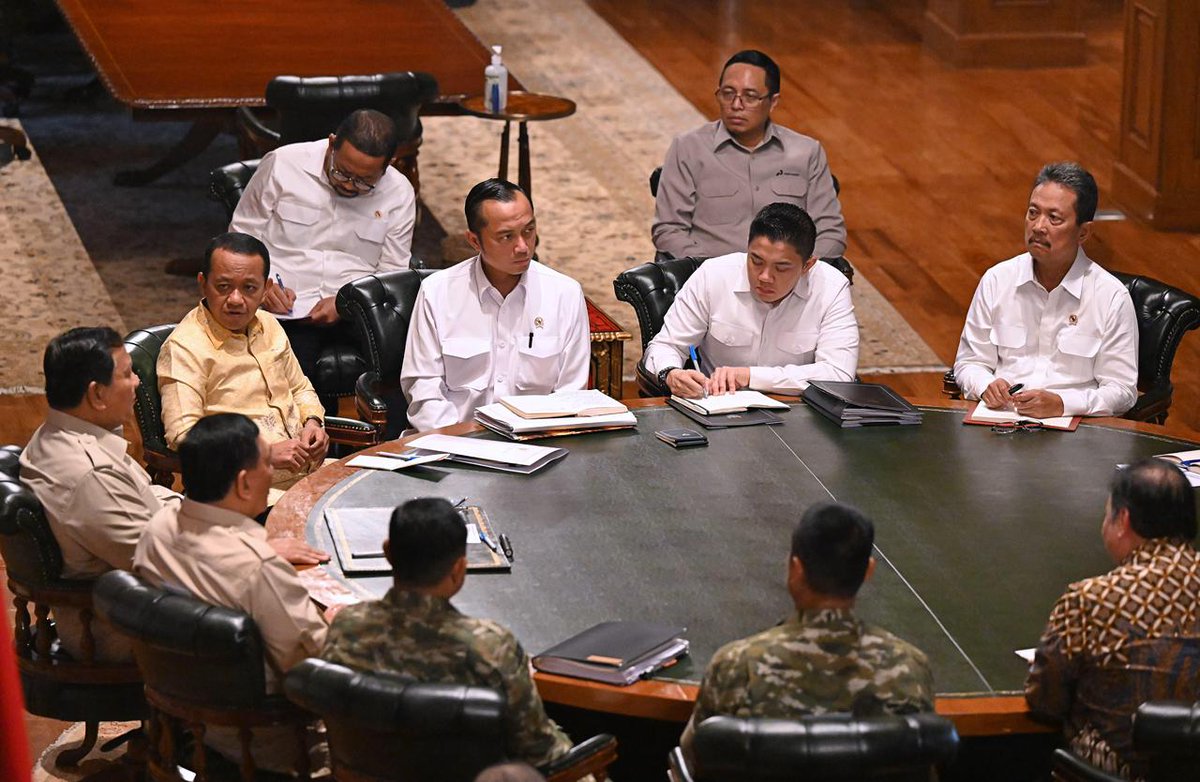 Presiden Prabowo Gelar Pertemuan Strategis di Hambalang Bahas Pangan, Energi, dan Idulfitri

Presiden Prabowo Subianto menerima sejumlah menteri Kabinet Merah Putih di kediaman pribadinya di Hambalang, Bogor, Jawa Barat, Senin (09/03/2026), untuk membahas sejumlah langkah