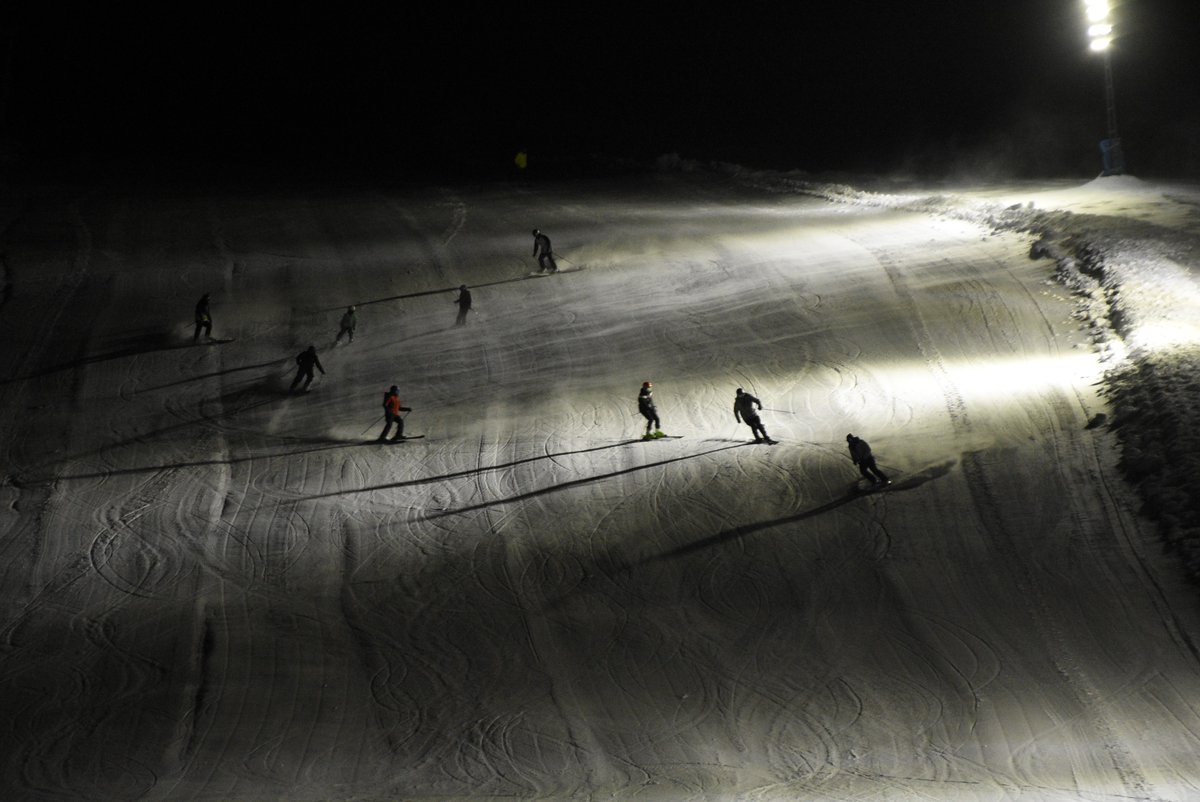 Bitlis’te İftar Sonrası Gece Kayağı Keyfi bitlishaber13.net/bitliste-iftar…