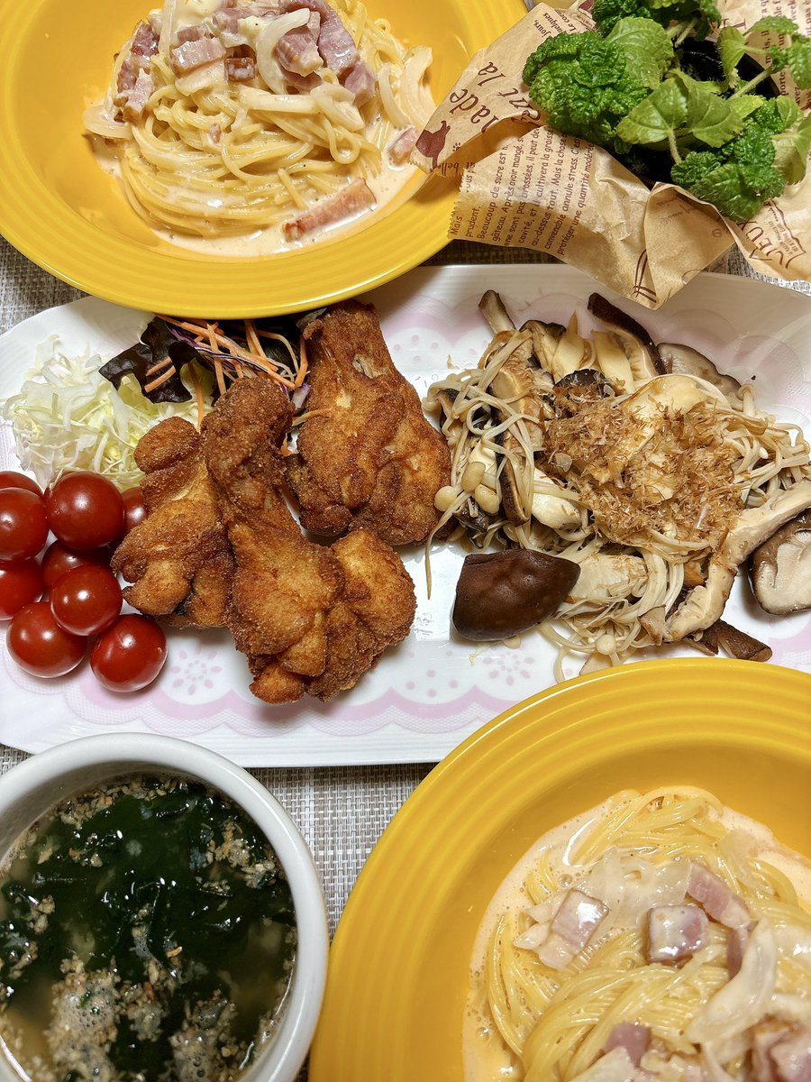 こんばんは🌙*.｡★*ﾟ

今夜のごはんです🍽️💕

カルボナーラ
手羽元の唐揚げ🍗
キノコの鰹ポン酢🍄
のどぐろのお味噌汁

夜は冷えますね🌙
暖かくしてゆっくり
過ごしてくださいね·͜· ♡
お疲れ様でした🍀

 #おうちごはん𓎩𓌉𓇋