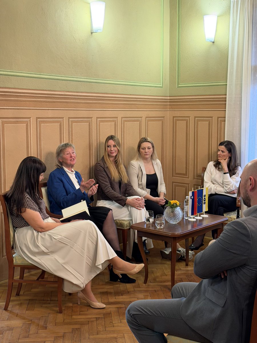 ZalaCTomasic's tweet photo. Čez vikend sem se udeležila dveh lepih dogodkov. Najprej pogovornega večera v Velikih Laščah z Alenko Jeraj, ob glasbi, prijetnem vzdušju in iskrenem pogovoru o Sloveniji ter izzivih današnjega časa. V nedeljo pa še dogodka v Šoštanju ob 8. marcu skupaj z Manjo Lesnik, Zofijo Mazej Kukovič in Urško Bačovnik Janša.

V obeh pogovorih smo prišli do istega zaključka. Slovenija potrebuje ljudi z izkušnjami, jasnimi vrednotami in voljo delati za dobro države. Vesela sem, da imamo na listi SDS kandidatke in kandidate, kot sta Alenka Jeraj in Manja Lesnik. 🇸🇮 @AlenkaJerajSDS @strankaSDS @zofijamazej