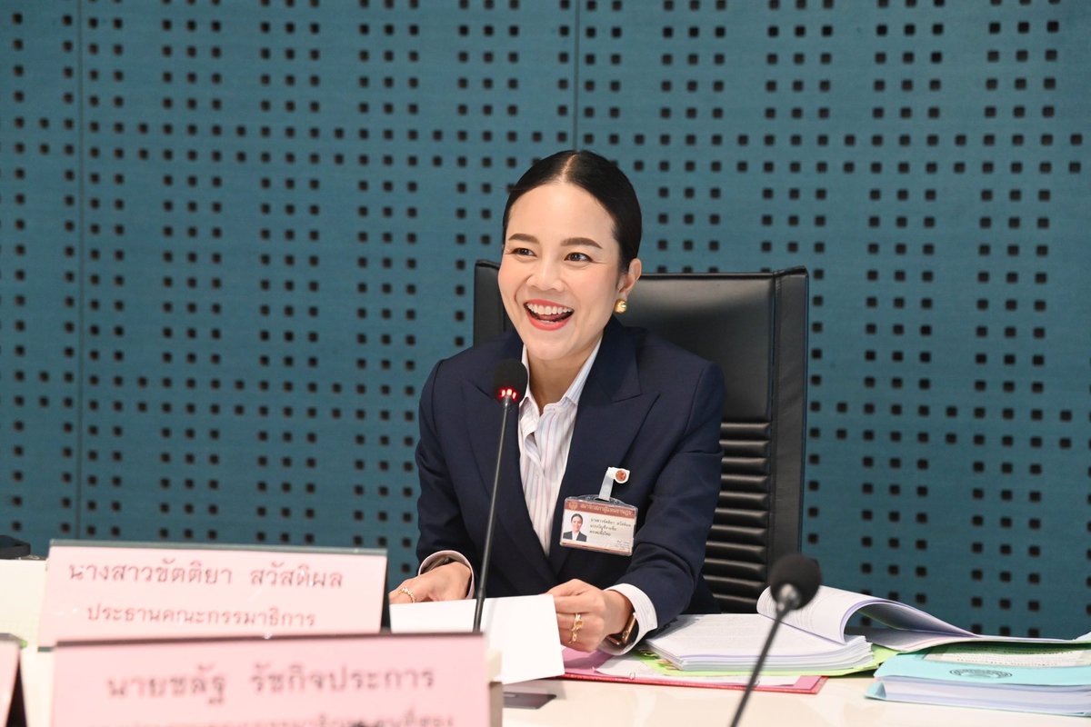 Dear_Khattiya's tweet photo. ร่างกม.อำนวยความสะดวกฯ ที่รัฐบาลของพรรคเพื่อไทยเริ่มไว้ และผ่านการพิจารณาของทั้ง 2 สภาจนเกือบเสร็จสมบูรณ์ วันนี้รัฐบาลภูมิใจไทยรับปากแล้วว่าจะยืนยันร่���งกม.ฉบับนี้ เดียร์ขอขอบคุณล่วงหน้าเป็นอย่างสูงค่ะ

ร่าง พ.ร.บ.การอำนวยความสะดวกในการพิจารณาอนุญาตและการให้บริการประชาชน (Super License) เป็นหนึ่งในกฎหมายสำคัญของรัฐบาลเพื่อไทย ที่มุ่งปฏิรูประบบการอนุญาตของภาครัฐ ลดความซับซ้อนของระบบราชการ และยกระดับการให้บริการประชาชนให้มีประสิทธิภาพมากขึ้น

ปัจจุบันร่างกฎหมายฉบับนี้ได้ ผ่านการพิจารณาของทั้งสภาผู้��ทนราษฎรและวุฒิสภาแล้ว แต่ต้องสะดุดลงจากการยุบสภา

ในฐานะที่เดียร์ทำหน้าที่ประธานคณะกรรมาธิการพิจารณาร่างกฎหมายฉบับนี้ เมื่อเห็นข่าวว่ารัฐบาลพรรคภูมิใจไทยจะผลักดันเรื่องนี้ต่อ จึงมีความหวังเป็นอย่างยิ่งว่า เมื่อสภาเปิดสมัยประชุม รัฐบาลจะยืนยันร่างกฎหมายที่รัฐสภาได้ร่วมกันพิจารณาไว้แล้ว เพื่อให้สามารถเดินหน้าสู่การประกาศใช้ได้โดยเร็ว

กฎหมายฉบับน���้จะช่วยให้ประเทศไทย เปลี่ยนผ่านจาก “รัฐอนุญาตที่ล่าช้า” ไปสู่ “รัฐบริการที่ทันสมัย” ด้วยการ

• ลดขั้นตอนและภาระการขออนุญาตจากหลายหน่วยงาน

• จัดระบบ One Stop Service ให้การลงทุนและการทำธุรกิจสะดวกและรวดเร็วขึ้น

• เพิ่มความโปร่งใส และลดการใช้ดุลพินิจที่ไม่จำเป็น

• เสริมความสามารถในการแข่งขันของประเทศไทยในเศรษฐกิจโลก

เดียร์ขอขอบคุณรัฐบาลที่เตรียมยืนยันกฎหมายท��่รัฐสภาได้ร่วมกันพิจารณาไว้แล้ว เพื่อให้ประชาชนและผู้ประกอบการได้รับประโยชน์จากกฎหมายฉบับนี้โดยเร็วที่สุดค่ะ
