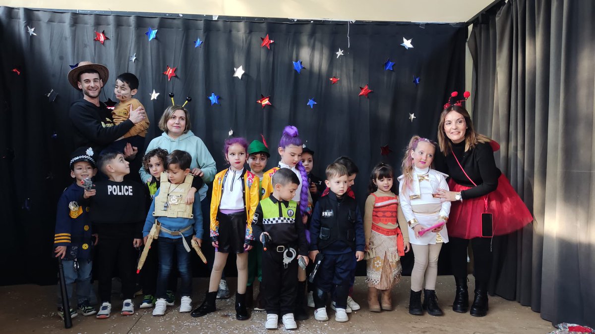 lomopardo's tweet photo. El pasado 20 de febrero celebramos en el cole nuestro Carnaval, participando alumnado y maestras, desde Educación Infantil a ESO, realizando un desfile de disfraces 👘🦺🎩⛑️👑 en el SUM.

Por otra parte, se realizó un concurso de máscaras 🎭, participando todo el alumnado 💚. https://t.co/R3wEy8lseV
