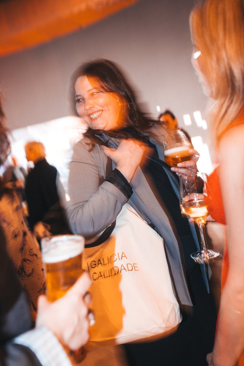 AcademiaGalegaA's tweet image. ✨ Momentos máxicos da 𝘅𝘂𝗻𝘁𝗮𝗻𝘇𝗮 𝗱𝗲 𝗳𝗶𝗻𝗮𝗹𝗶𝘀𝘁𝗮𝘀 retratados por #AigiBoga.

📎 Todas as fotos da xuntanza aquí: i.gal/NMDxt

#PremiosMestreMateo #Audiovisual #Premios #Galicia #AudiovisualGalego @CulturaXunta @vicedepulugo  @concellodelugo @TVGalicia