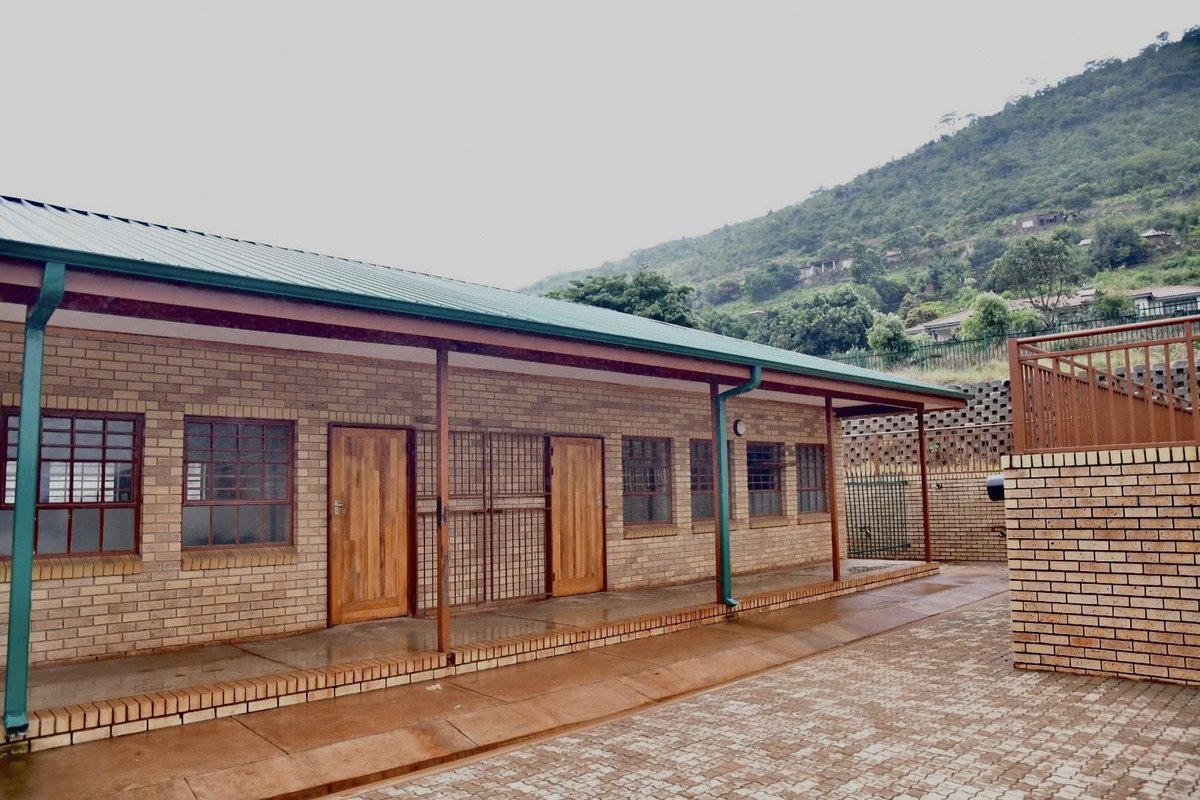 IDT_org's tweet photo. On 9 March 2026, the Limpopo DoE, led by MEC for Education Ms Mavhungu Lerule-Ramakhanya, officially handed over the completed Mathede Secondary School in the Vhembe West District. Implemented by the IDT

#IDT #YourPartnerInDevelopment #BuildingCommunities #LimpopoEducation https://t.co/1nR8YHJCwB