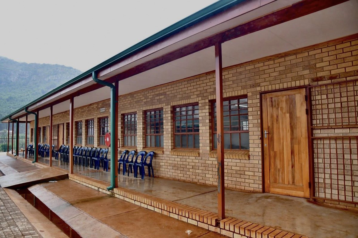 IDT_org's tweet photo. On 9 March 2026, the Limpopo DoE, led by MEC for Education Ms Mavhungu Lerule-Ramakhanya, officially handed over the completed Mathede Secondary School in the Vhembe West District. Implemented by the IDT

#IDT #YourPartnerInDevelopment #BuildingCommunities #LimpopoEducation https://t.co/1nR8YHJCwB