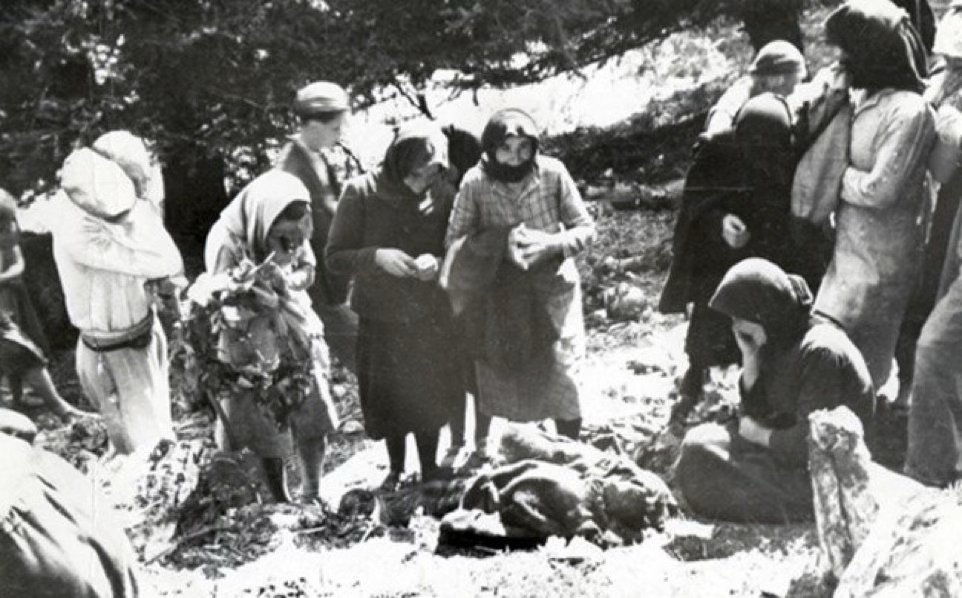 ANPIRomaPosti's tweet photo. Tra il 29 e il #30marzo 1943 le truppe d'occupazione italiane in #Grecia distrussero il villaggio di #Farsala.
250 case furono incendiate, 20 civili fucilati, 28 arrestati, torturati e poi deportati.A #Dendrakia uccisero altri 14 civili, portando a 40 il totale delle vittime. https://t.co/ZEm5p924DI