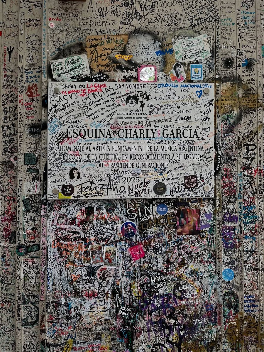 Esquina Charly García.