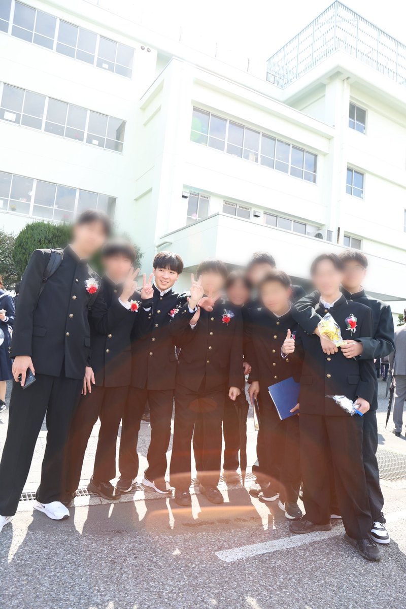 37ch_mtb's tweet photo. 卒業㊗️ 今は私が学生だった時にあった「第２ボタンください🥹」みたいなのってないんですね。 https://t.co/744c69LhqX