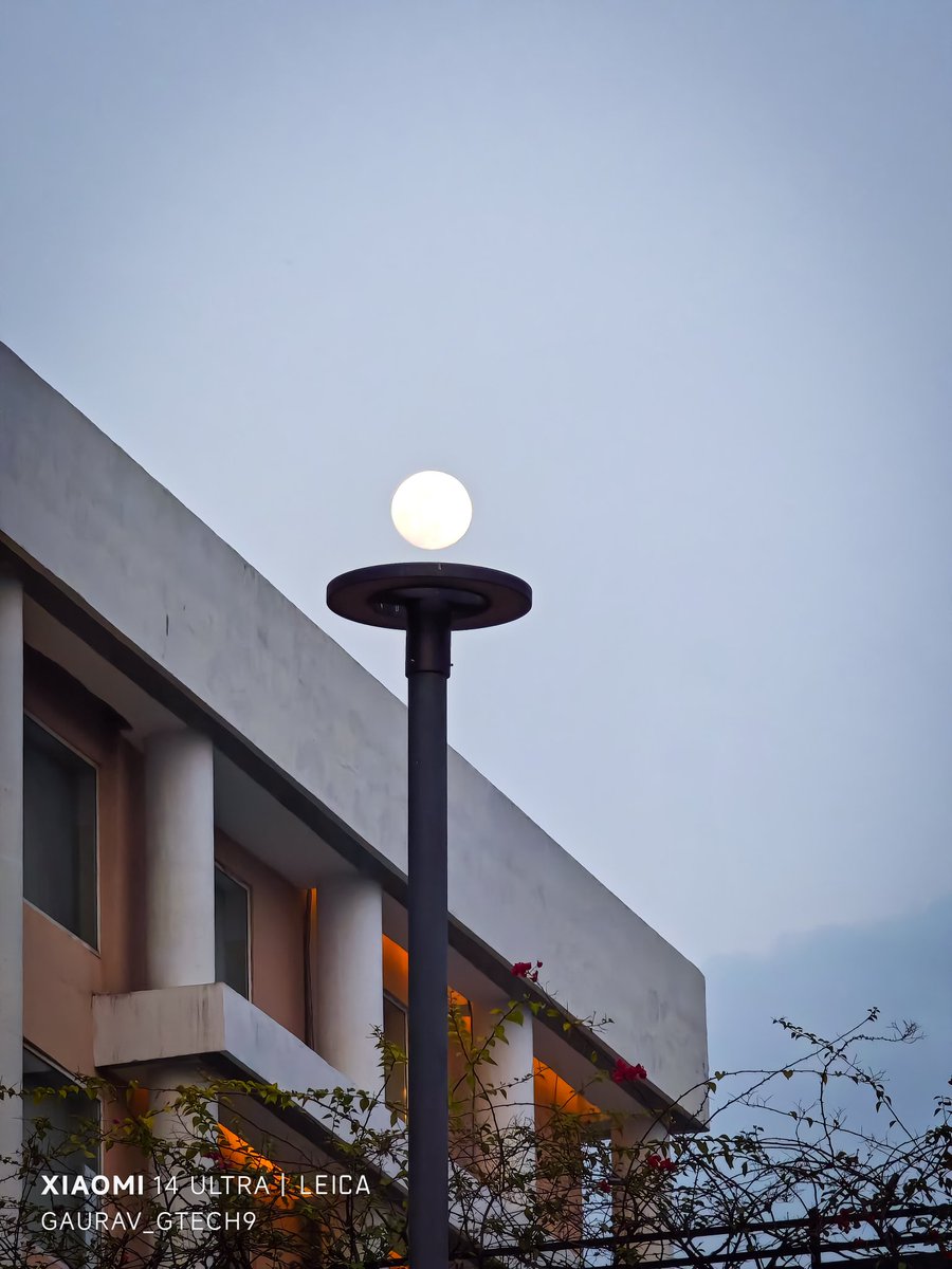 _gtech9's tweet photo. The Glowing Pedestal:
Turning an everyday street lamp into a Cosmic Display stand. The moon rests perfectly on top like a Magical, Glowing Orb.
#ShotOnSnapdragon
#xiaomi14ultra #lenstolegend https://t.co/JroOT4VJv6
