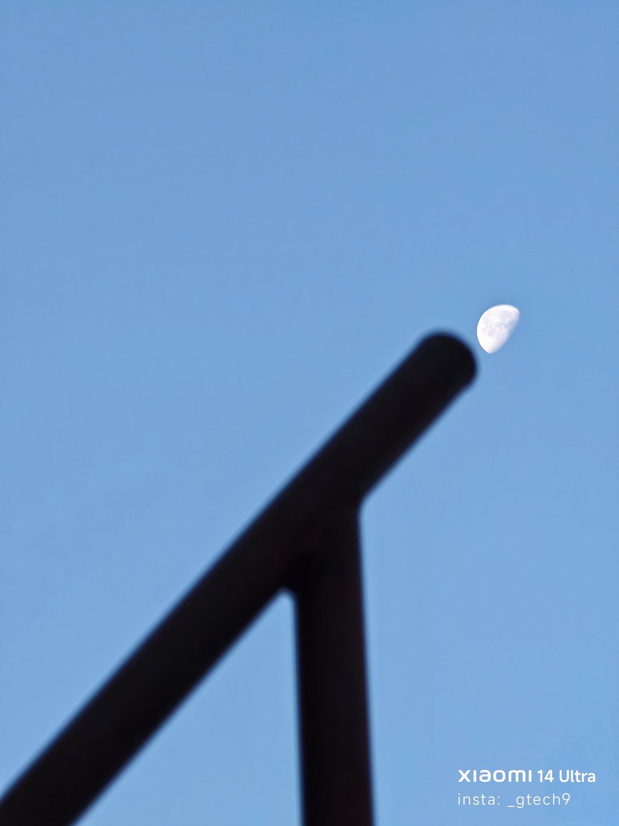 _gtech9's tweet photo. Daytime Perch:
Used a sleek, out-of-focus foreground to draw the eye right up to the crisp Daytime Moon perched right on the edge.
#ShotOnSnapdragon
#xiaomi14ultra #lenstolegend https://t.co/6tKGMiZ3Cd