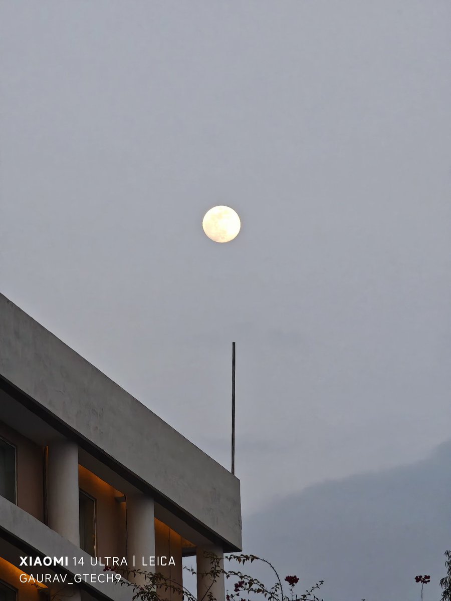 _gtech9's tweet photo. The Balancing Act:
Perfect alignment makes it look like the Moon is balancing right on the very tip of the Building's antenna. Precision is everything!
#ShotOnSnapdragon
#xiaomi14ultra #lenstolegend https://t.co/TRbLG1Qpr6