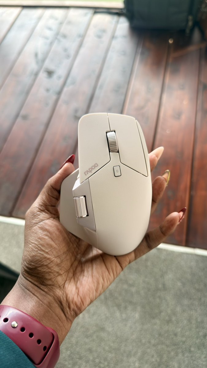 *screams in girl*

<a href="/Essentiall_Ke/">Essential Accessories Kenya</a> Sent me a Rose Colored  Mouse!!