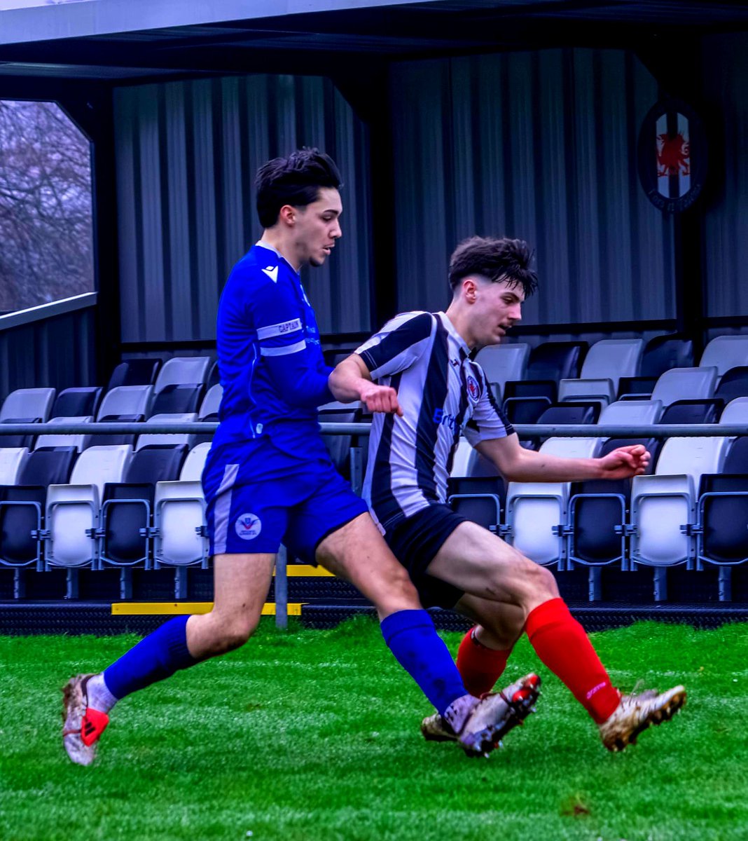 ChrisJenki18199's tweet photo. @FAWales National Reserve League South Premier 🏴󠁧󠁢󠁷󠁬󠁳󠁿 At Orange Llama Stadium 📍 @CDraconians u21's 🆚️ @TreBluebirdsFC u21's @LiamMallam5635 Liam Mallam in Action 🎬  @Harleyincardiff 📸 https://t.co/EdA3NwwjsK