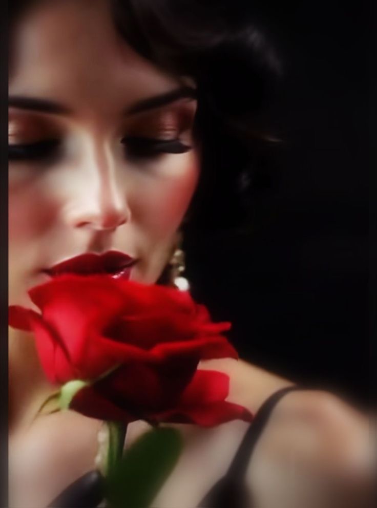 RoXVoxSix's tweet photo. @SexxxoSentido Evocas el susurro de ríos ancestrales que han nutrido tierras fértiles, recordándonos que la mujer es el puente entre el misterio de la creación y la realidad tangible, un ser que porta en su esencia la magia de lo invisible. https://t.co/XjjmQVZjrn