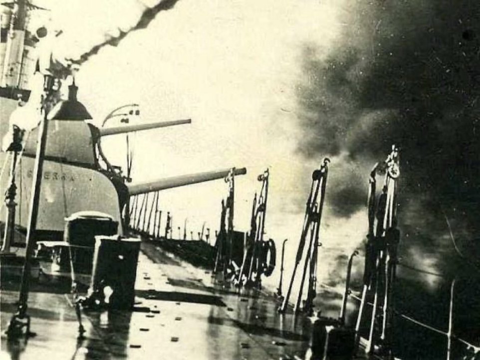 ANPIRomaPosti's tweet photo. Nella notte tra il 28 ed il #29marzo 1942 a largo di #CapoMatapan in #Grecia, la #RegiaMarina subì una delle più cruente sconfitte della #WWII; morirono 2503 marinai italiani a causa del tiro ravvicinato delle corazzate inglesi che per la prima volta fecero uso del #Radar. https://t.co/7Dh6mek0DB