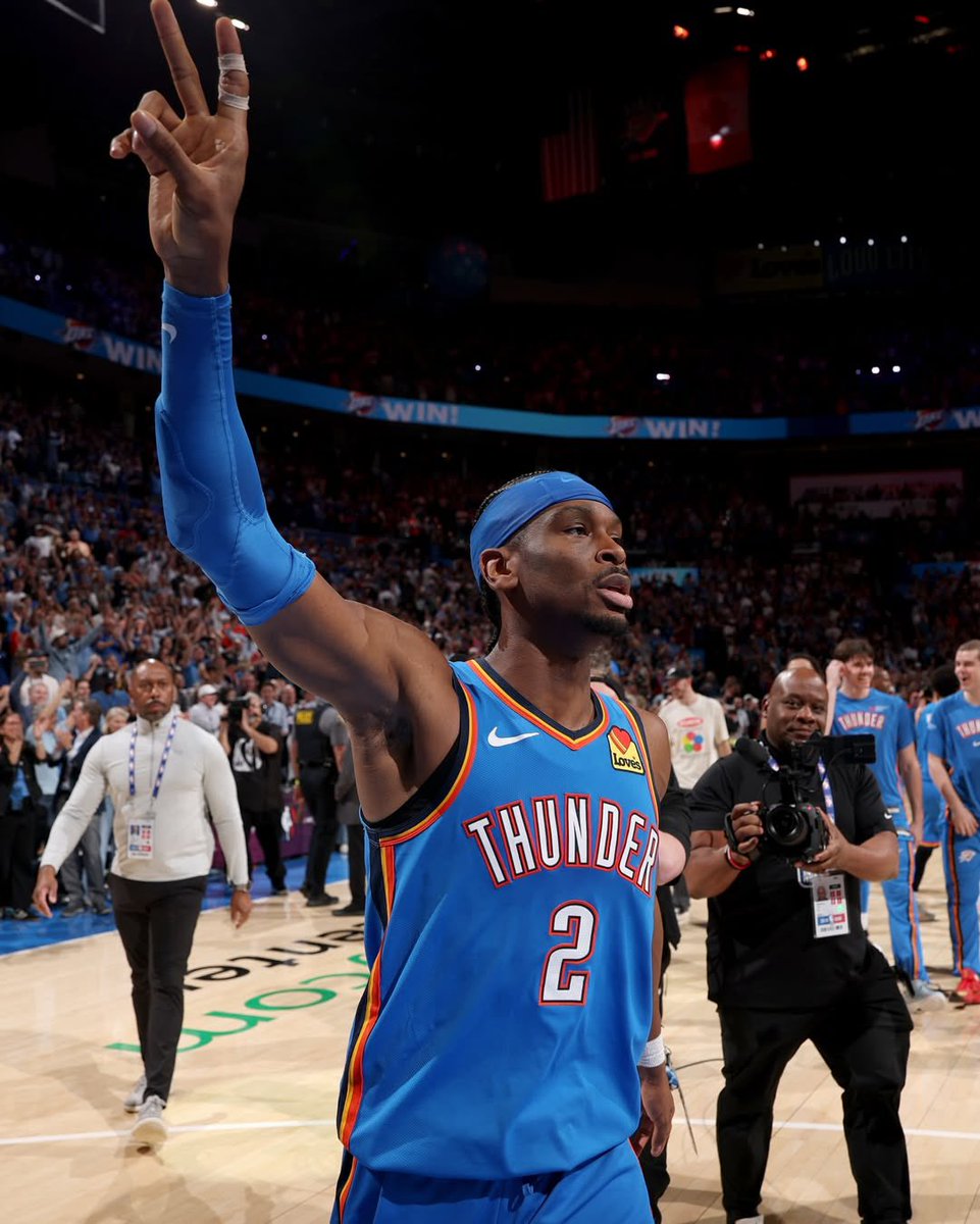 Battere un record di Wilt Chamberlain nel basket, é come riuscire a fare il pieno di benzina senza accendere un mutuo in questi giorni.
Che a battere un record di Wilt Chamberlain sia un canadese, é un po’ come aprire un quotidiano e non leggere notizie sulla famiglia del bosco.