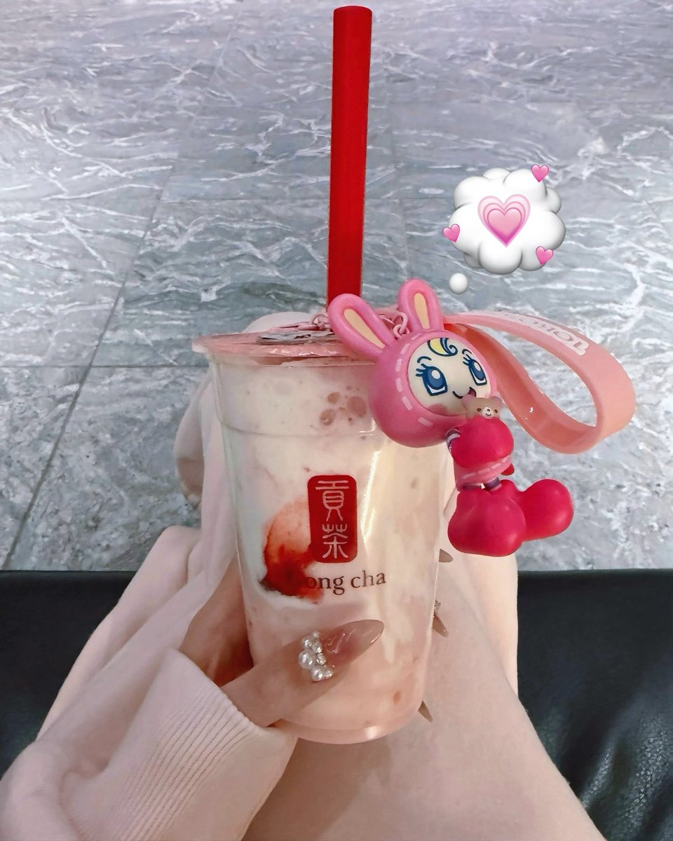 erinyan_sub's tweet photo. いちご杏仁が毎日の生きるモチベ🍓🥛
かわいい格好でかわいい飲み物飲んでると最高に女の子でテンション上がる🪄︎︎◝✩ https://t.co/4UJtVSCr85