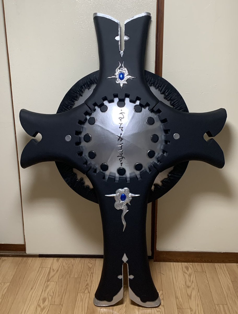 ModelingCosplay's tweet photo. 大型武器造形の制作例。

大剣・長物武器などの造形制作可能です。
コスプレ用や撮影用など用途に合わせて製作いたします。

3月以降納品の造形オーダー受付中です。
ご相談はDMよりお気軽にどうぞ📩

#コスプレ武器 #造形依頼 #コスプレ造形 https://t.co/zfM8zvY8Fn
