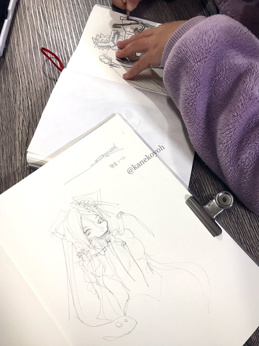 「👧🏻骸音シーエちゃん大会をしよう」と娘に提案されたので、夕飯作りをほったらかしにしてふたりでシーエちゃんの絵描いてた。「おいふざけんなよ！口もとの機械が難しすぎるだろ！」ってギャハハと笑いながら楽しく描いてます。お母さんちょっと着彩前に夜ごはん作ってくるわね