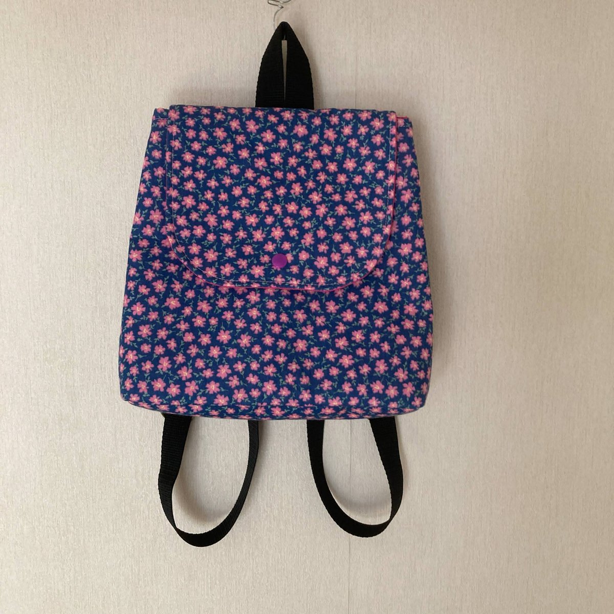 Wilf125's tweet image. #UKMakers 
❤️𝗛𝗮𝗻𝗱𝗺𝗮𝗱𝗲 𝗹𝗶𝗻𝗲𝗱 𝗯𝗮𝗰𝗸𝗽𝗮𝗰𝗸
Great for gifting or keeping! 🎁
Poppers at the side which forms the stylish shape and adjustable straps.
Matching child bags 

£15 plus £4 P&amp;amp;P
numonday.com/shop/loony-lur…
loonylurchereglr.etsy.com

 #giftforher #Backpacking
