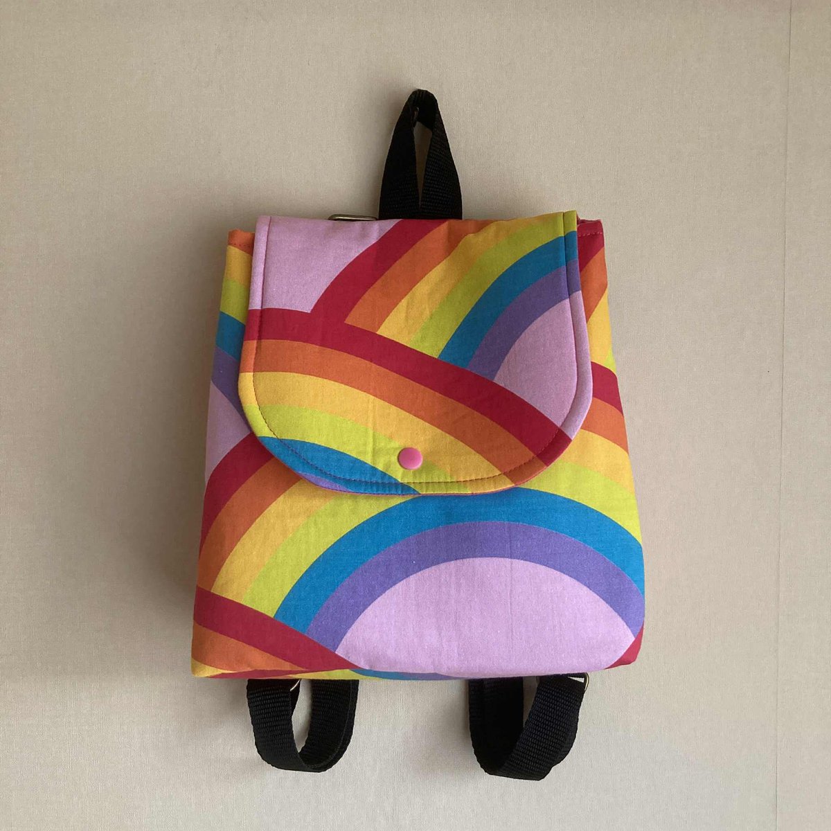 Wilf125's tweet image. #UKMakers 
❤️𝗛𝗮𝗻𝗱𝗺𝗮𝗱𝗲 𝗹𝗶𝗻𝗲𝗱 𝗯𝗮𝗰𝗸𝗽𝗮𝗰𝗸
Great for gifting or keeping! 🎁
Poppers at the side which forms the stylish shape and adjustable straps.
Matching child bags 

£15 plus £4 P&amp;amp;P
numonday.com/shop/loony-lur…
loonylurchereglr.etsy.com

 #giftforher #Backpacking