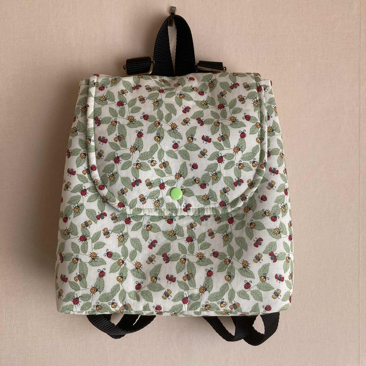 Wilf125's tweet image. #UKMakers 
❤️𝗛𝗮𝗻𝗱𝗺𝗮𝗱𝗲 𝗹𝗶𝗻𝗲𝗱 𝗯𝗮𝗰𝗸𝗽𝗮𝗰𝗸
Great for gifting or keeping! 🎁
Poppers at the side which forms the stylish shape and adjustable straps.
Matching child bags 

£15 plus £4 P&amp;amp;P
numonday.com/shop/loony-lur…
loonylurchereglr.etsy.com

 #giftforher #Backpacking