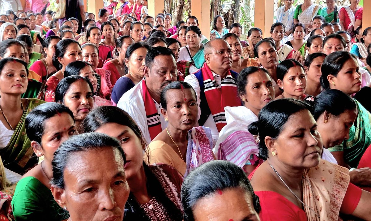 CDCJonai's tweet photo. Across all GPs of Jonai Co-District, live streaming of the state-wide programme was held to facilitate the distribution of benefits to eligible beneficiaries under Orunodoi 3.0.
At Kulajan GP,the programme was graced by MLA, Jonai LAC, Shri Bhubon Pegu. @dhemaji_dc @diprassam https://t.co/KBbJB7cXy3
